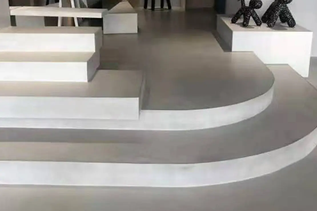 Escalier en béton ciré avec des formes arrondies et rectangulaires Escalier en béton ciré avec des formes arrondies et rectangulaires